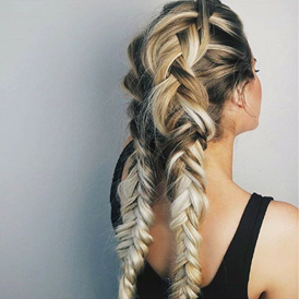 Mantén tu cabello hacia atrás mientras haces ejercicio con estas dobles trenzas francesas.